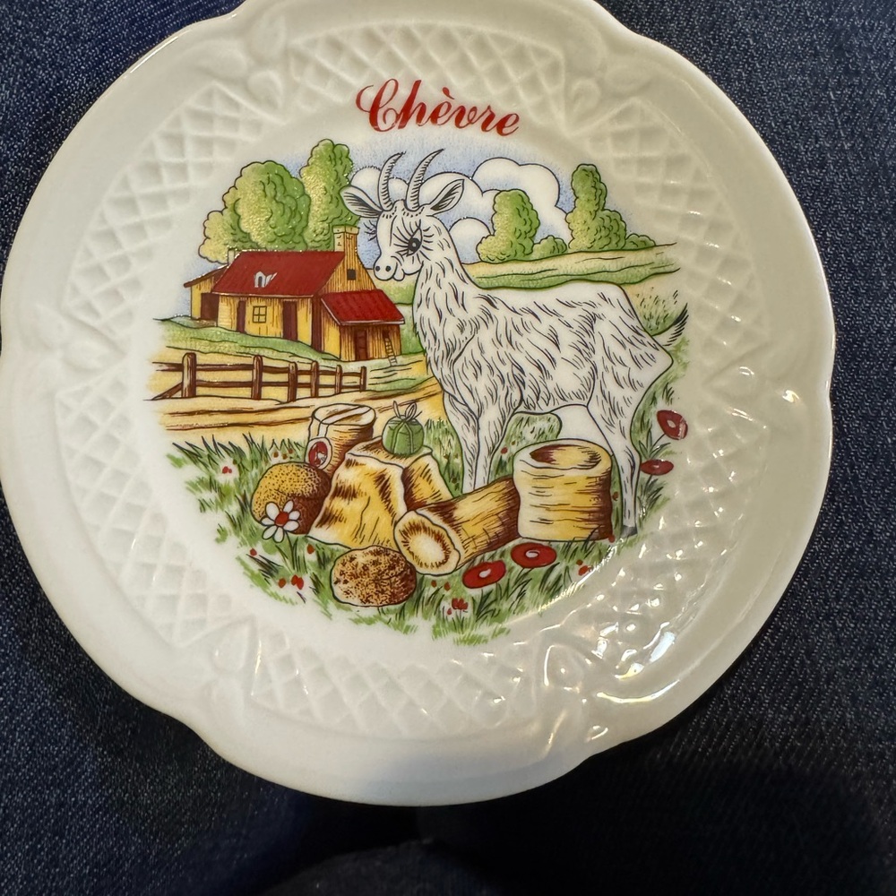 Vintage Chèvre Decorative Plate with Farmhouse and Goat Design